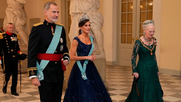 Königin Letizia zeigte beim Staatsbankett in Dänemark ihre trainierten oberarme. (Bild: Mads Claus APA/Rasmussen/Ritzau Scanpix via AP)