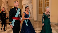 Königin Letizia zeigte beim Staatsbankett in Dänemark ihre trainierten oberarme. (Bild: Mads Claus APA/Rasmussen/Ritzau Scanpix via AP)