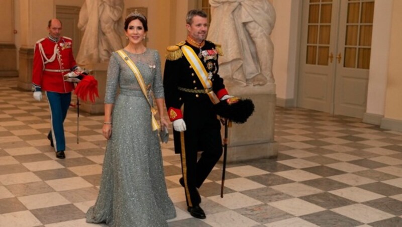 Kronprinzessin Mary strahlte neben Kronprinz Frederik in einer silbernen Glitzerrobe. (Bild: APA/Mads Claus Rasmussen/Ritzau Scanpix via AP)