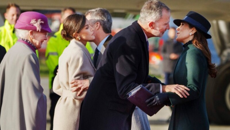 Die spanischen Royals bei der Ankunft am Flughafen in Kopenhagen (Bild: APA/Liselotte Sabroe/Ritzau Scanpix via AP)