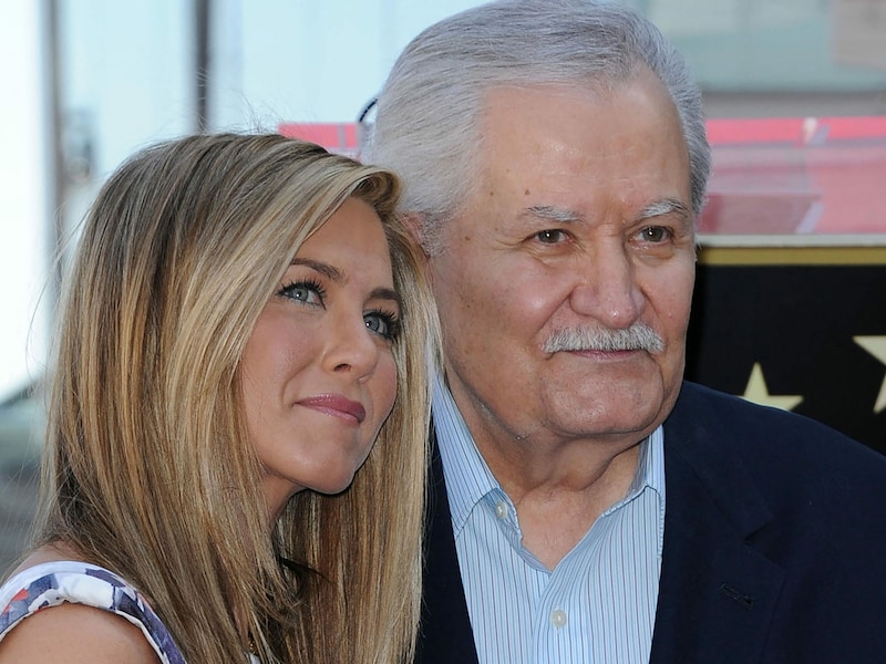 Jennifer Aniston und ihr Vater John Aniston (Bild: APA/AFP/Chris Delmas)