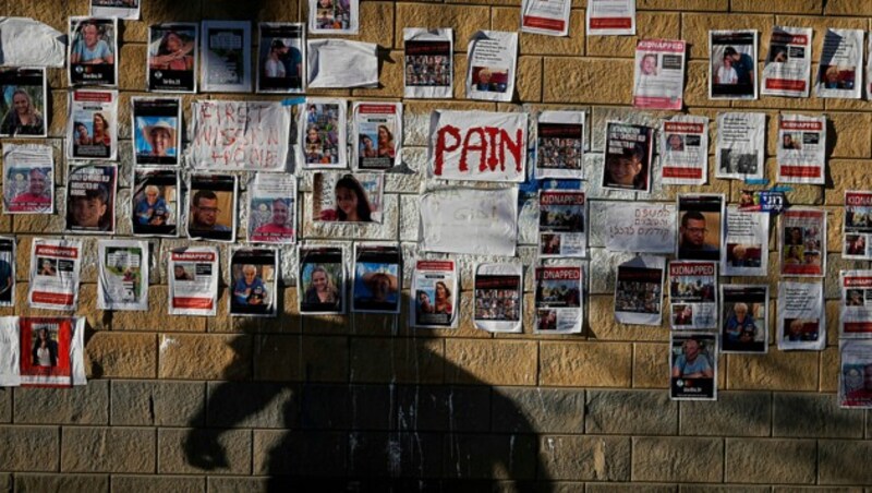 Bilder von vermissten oder entführten Israelis auf einer Hausmauer in Tel Aviv (Bild: AP)
