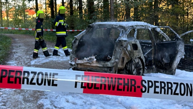 Der Firmenwagen soll absichtlich in Brand gesteckt worden sein. (Bild: DOKU NÖ, Krone KREATIV)