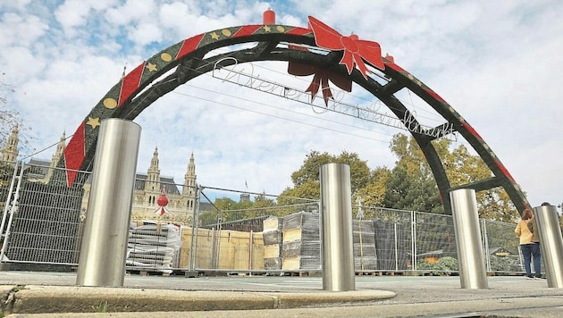 Die Poller vor dem Eingang zum Christkindlmarkt sind schon oben. (Bild: Jöchl Martin)