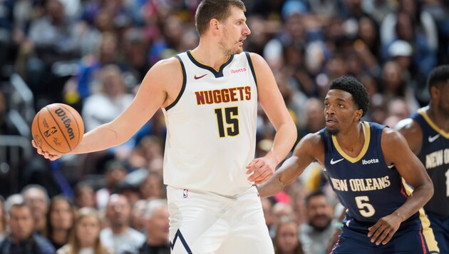 Nikola Jokic (l.) dominiert weiter die NBA. (Bild: AP)