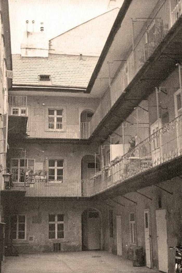 Innenhof mit Pawlatschengängen in Wien (Archivaufnahme)