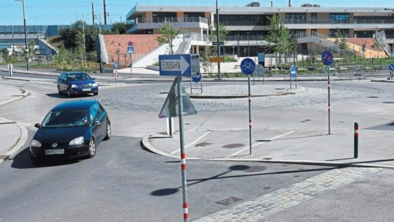 Kreis- und Schwerverkehr als Gefahrenquelle vor Simmeringer Campus. (Bild: Holl Reinhard)