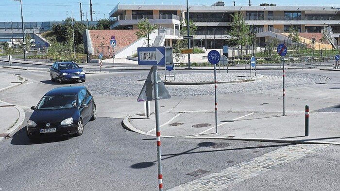 Kreis- und Schwerverkehr als Gefahrenquelle vor Simmeringer Campus.