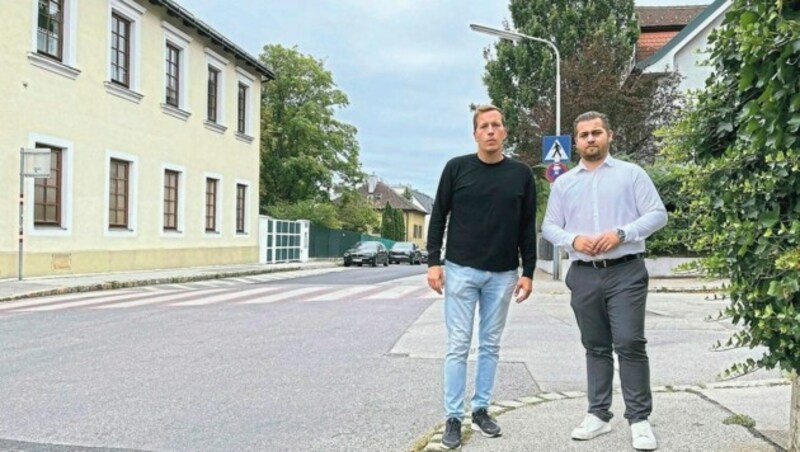 Gasselich (li.) und Klubobmann Philipp Stadler-Simbürger fordern sichere Schulwege. (Bild: ÖVP Liesing)