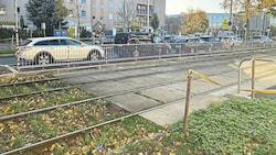 Direkt vor der Volksschule Langobardenstraße quert eine Straßenbahn. (Bild: privat)