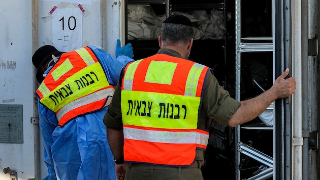 Israelische Soldaten vor einem Kühl-Container, in dem Leichen von getöteten Israelis liegen (Bild: APA/AFP/Gil COHEN-MAGEN)