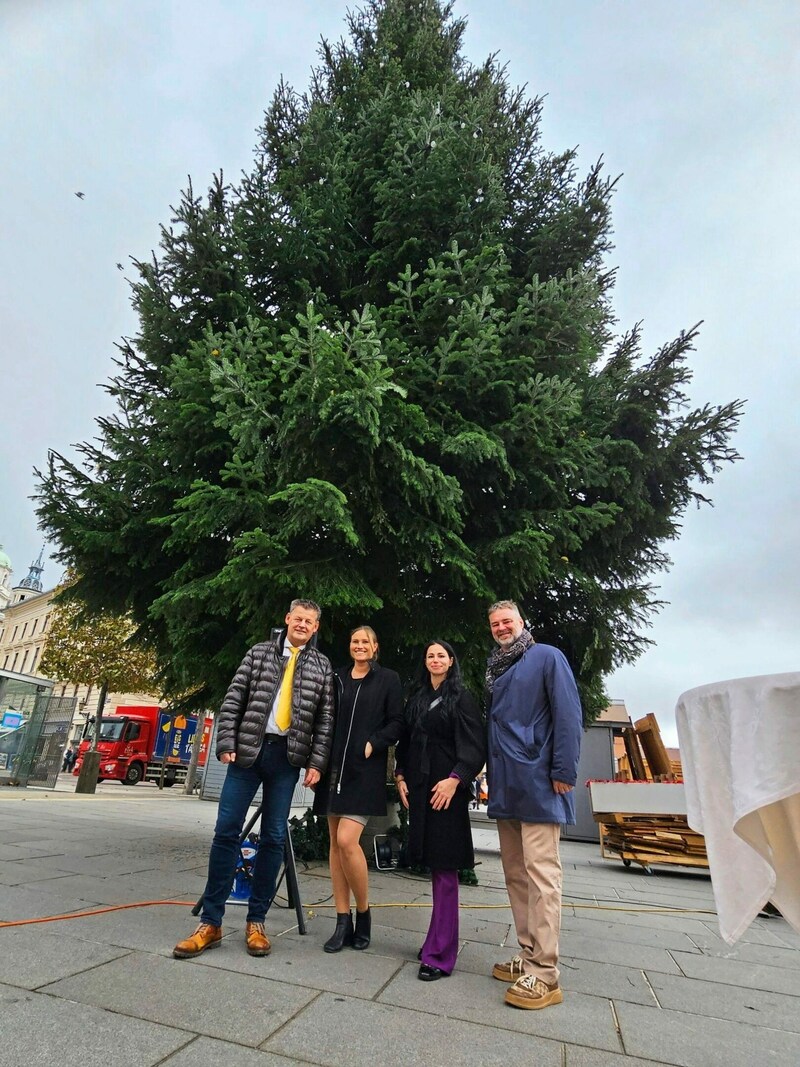 Am 18. November wird der Christkindlmarkt auf dem Neuen Platz eröffnet. Bis dahin wird auch der 16 Meter hohe Weihnachtsbaum geschmückt sein. (Bild: Tragner Christian)