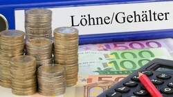 Von den Bruttolöhnen und -gehältern sowie von den Bruttopensionen bleibt uns ab nächsten Jahr netto mehr. Die „Krone“ rechnet vor, wie die Steuerzahler profitieren. (Bild: stock.adobe.com - magele-picture)