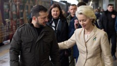 Von links: Der ukrainische Präsident Wolodymyr Selenskyj und EU-Kommissionspräsidentin Ursula ...