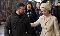 Von links: Der ukrainische Präsident Wolodymyr Selenskyj und EU-Kommissionspräsidentin Ursula ...