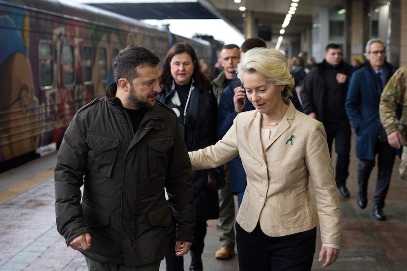 Von der Leyen während ihres jüngsten Besuches in Kiew (Bild: AFP)