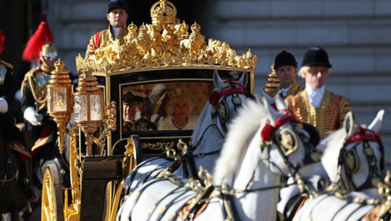 Der König und die Königin kamen in der Kutsche ins Parlament. (Bild: APA/AFP/Adrian DENNIS)