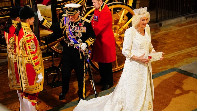 König Charles und Könign Camilla bei der Ankunft im Parlament: Am Dienstag hielt der Monarch seine erste „King‘s Speech“. (Bild: APA/Victoria Jones/Pool Photo via AP)