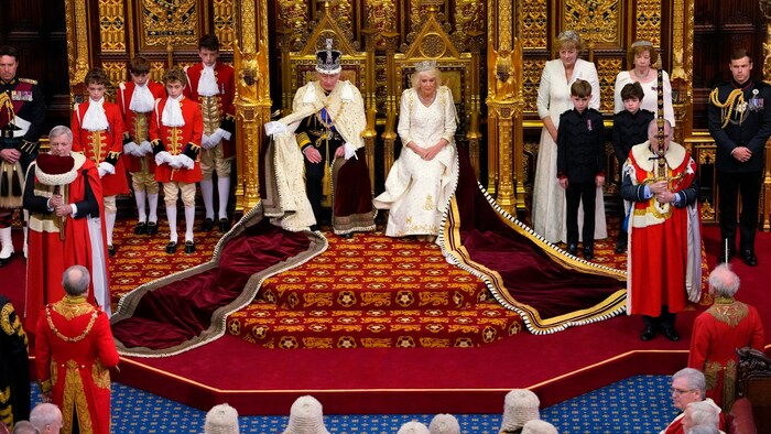 König Charles wurde von seiner Gattin Königin Camilla begleitet. In seiner Rede zollte er Queen ...