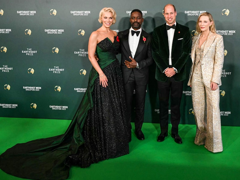 Hannah Waddingham, Sterling K. Brown, Prinz William und Cate Blanchett posieren gemeinsam am grünen Teppich der Earthshot-Preisverleihung. (Bild: APA/AFP/MOHD RASFAN)