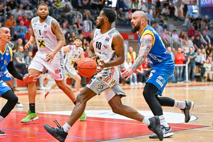 Awosika (am Ball) wird Eisenstadt mehr Möglichkeiten geben.