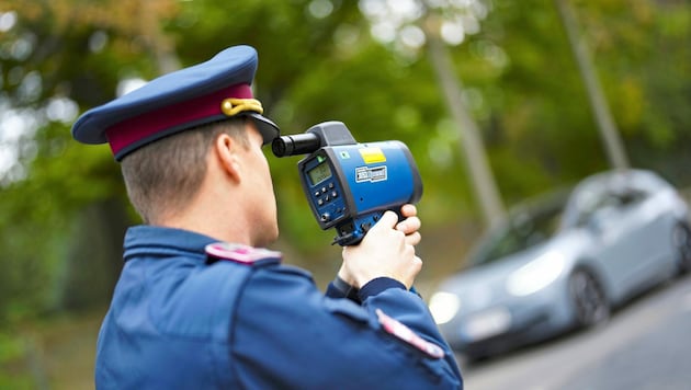 In Wels erwischte die Polizei wieder einen Bleifuß (Bild: EVA MANHART / APA / picturedesk.com)