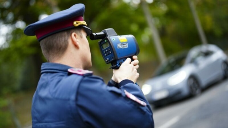 Obwohl in den 30er Zonen fleißig geblitzt wird, hält sich kaum ein Autofahrer daran. (Bild: EVA MANHART)