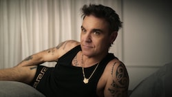 In diesem Outfit steht Superstar Robbie Williams Netflix in der neuen Doku „Robbie Williams“ Rede und Antwort. (Bild: Netflix)