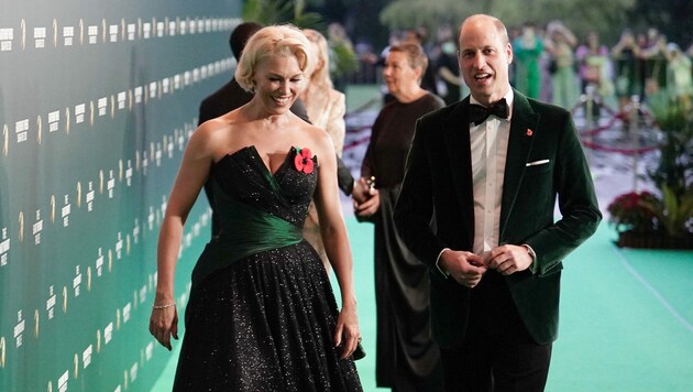 Hannah Waddingham geht mit Prinz William über den roten Teppich. (Bild: Jordan Pettitt / PA / picturedesk.com)