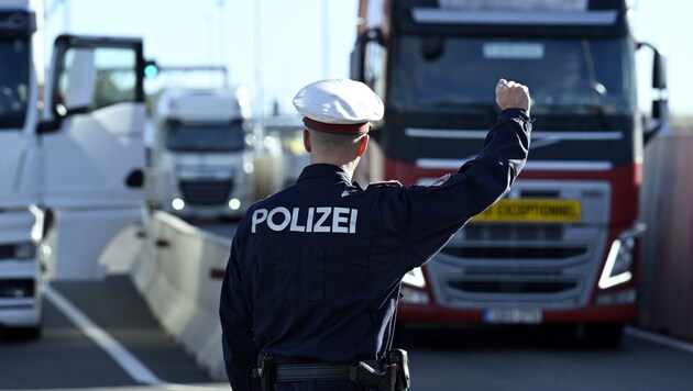 An drei Kontrollpunkten auf Autobahnen in Niederösterreich überprüfte die Polizei die Winterausrüstung der Lkw. (Bild: HANS KLAUS TECHT)