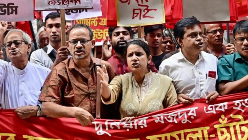 In Bangladesch protestieren Textilarbeiterinnen und Textilarbeiter seit vergangener Woche. Seither wurden vier Fabriken in Brand gesetzt, mindestens zwei Menschen kamen ums Leben. (Bild: AFP)