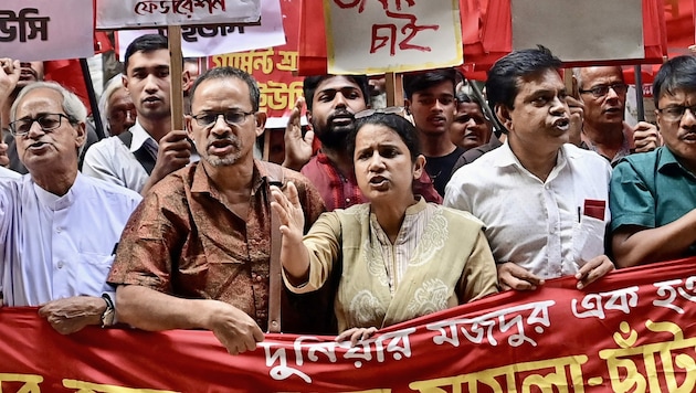 In Bangladesch protestieren Textilarbeiterinnen und Textilarbeiter seit vergangener Woche. Seither wurden vier Fabriken in Brand gesetzt, mindestens zwei Menschen kamen ums Leben. (Bild: AFP)