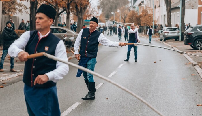 Auch Rahmenprogramm gibt es in den Gemeinden. So wird in Podersdorf am Samstag zum „Hiataeinzug“ geladen, in Gols findet die Lese in der Burgenland Ronde statt. 