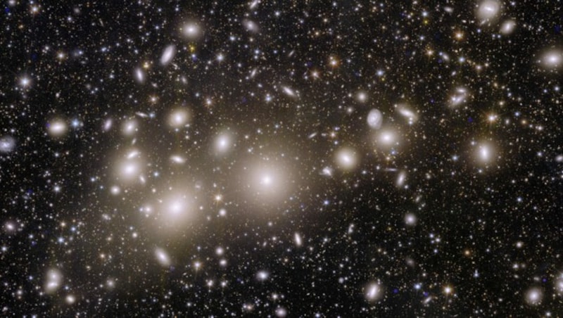 Das Bild Diese Bild ist laut ESA eine „Revolution für die Astronomie“. Es zeigt 1000 Galaxien des Haufens und mehr als 100.000 weiter entfernte Galaxien im Hintergrund. (Bild: ESA/Euclid/Euclid Consortium/NASA)