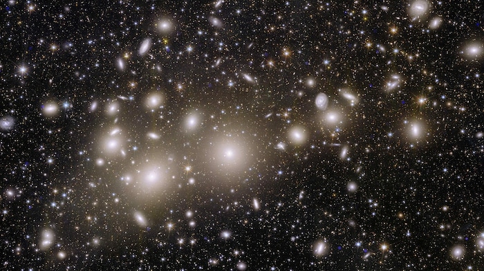  Das Bild Diese Bild ist laut ESA eine „Revolution für die Astronomie“. Es zeigt 1000 Galaxien des Haufens und mehr als 100.000 weiter entfernte Galaxien im Hintergrund.
