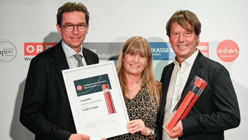 V-Rex-Gründer Peter und Astrid Steinkogler mit Stephan Kubinger (l.), Sparte Industrie der WK OÖ. (Bild: Markus Wenzel)