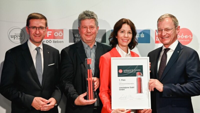 Franz Androsch und Michaela Schatzl-Linder von der voestalpine mit Landeshauptmann Thomas Stelzer (r.) und Landesrat Markus Achleitner (l.). (Bild: Markus Wenzel)