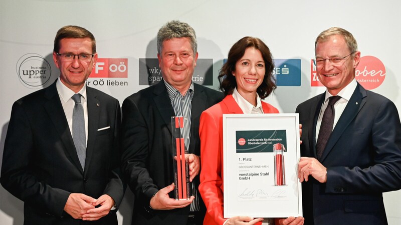 Wirtschaftslandesrat Markus Achleitner (l.) und Landeshauptmann Thomas Stelzer gratulierten 2023 Franz Androsch (2.v.l.) und Michaela Schatzl-Linder von der Voestalpine. (Bild: Markus Wenzel)