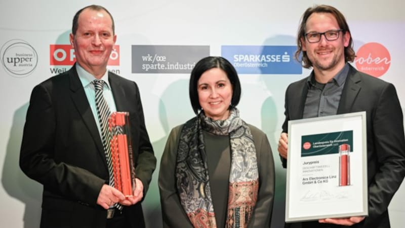 Franz Fellner (Uniklinikum) und Markus Jandl (Ars Electronica/r.) mit Stefanie Huber (Sparkasse OÖ). (Bild: Markus Wenzel)