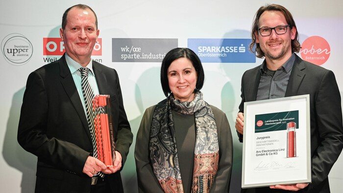 Franz Fellner (Uniklinikum) und Markus Jandl (Ars Electronica/r.) mit Stefanie Huber (Sparkasse ...