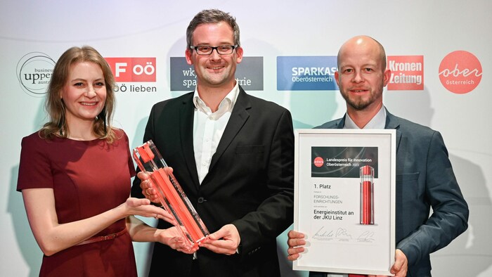 „OÖ-Krone“-Chefredakteurin Alexandra Halouska gratulierte Simon Moser (M.) und Robert Tichler ...