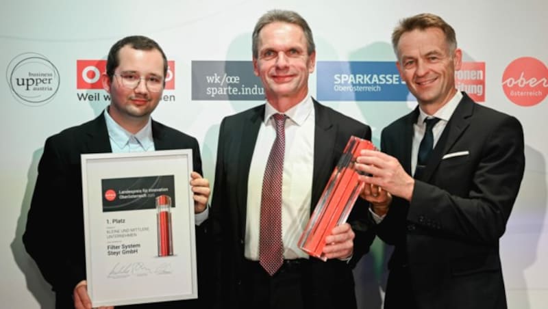 Filter-System-Steyr-Mitgründer Peter Weigl (M.) und Ingenieur Lenart Gabriel mit Werner Pamminger (r.), Chef der Business Upper Austria. (Bild: Markus Wenzel)