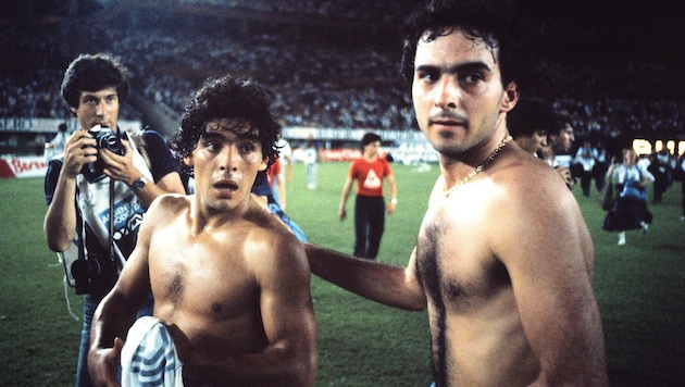 Hansi Müller (re.) mit Diego Maradona (Bild: Schaadfoto/Werek)