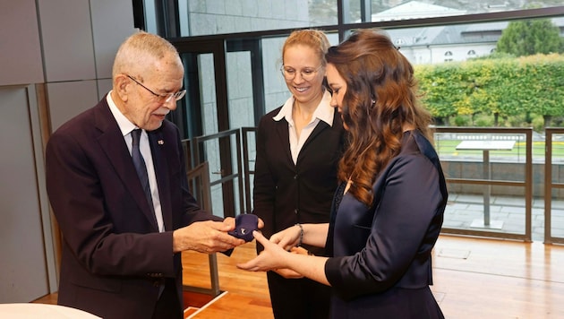 Alexander Van der Bellen überreichte die Ringe an Mathematikerin Vukusic und Musikerin Elisabeth Eder (re.). (Bild: Markus Tschepp)