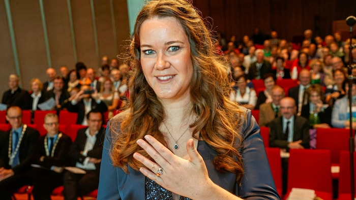 Elisabeth Eder mit dem Ehrenring der Republik.