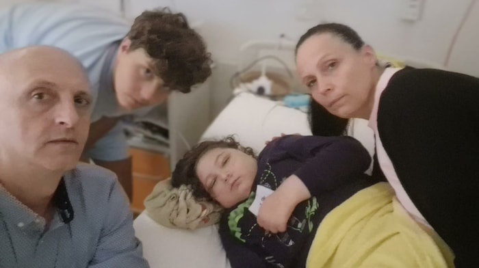 Die Steyrer Familie - der Vater (47), Bruder Mateo (15) und die Mutter - mit Fabio, der als ...