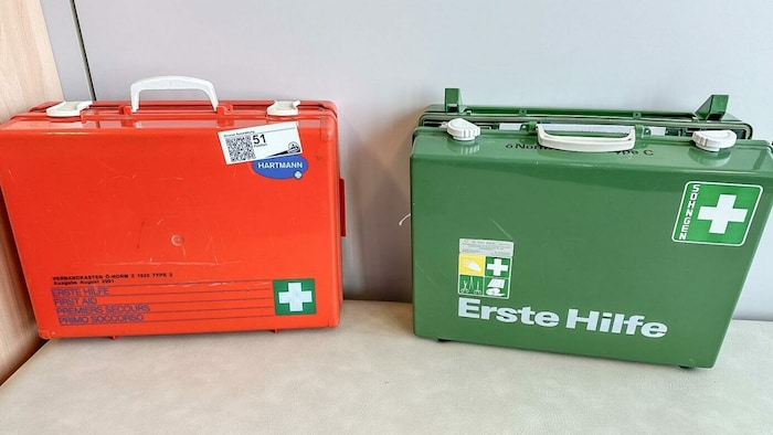 Auch die gefüllten Erste-Hilfe-Koffer kommen unter den Hammer.