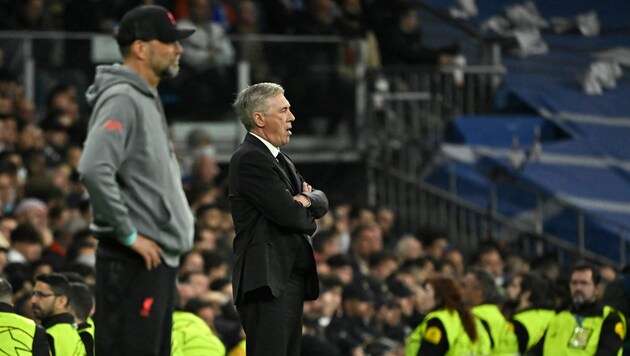 Jürgen Klopp (l.) und Carlo Ancelotti haben es auf denselben Spieler abgesehen. (Bild: APA/AFP/JAVIER SORIANO)