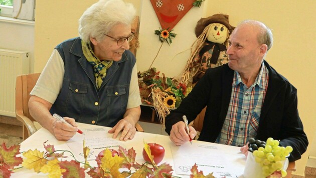 Frau Dobernig und Herr Jantschgi aus St. Andrä im Lavanttal in Kärnten beim Schreiben ihrer Wunschbriefe an das Christkind. (Bild: Rojsek-Wiedergut Uta)