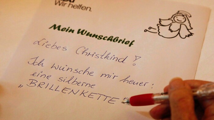 Frau Dobernig wünscht sich eine silberne Brillenkette.